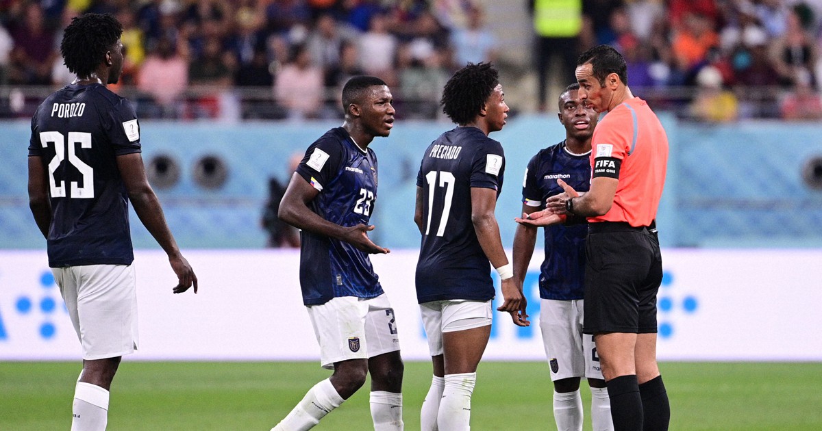 サッカーW杯 「判定」にも多くの話題 最新技術導入と新たな審判像