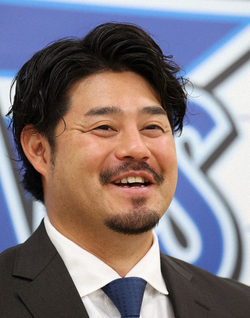 癖になる… DeNA・宮崎敏郎さんの佐賀県「からつバーガー」 | 毎日新聞