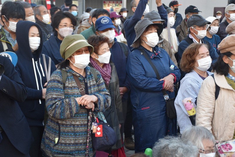 候補者の訴えに耳を傾ける有権者ら=東京都品川区で2022年11月27日午後2時10分、加藤昌平撮影