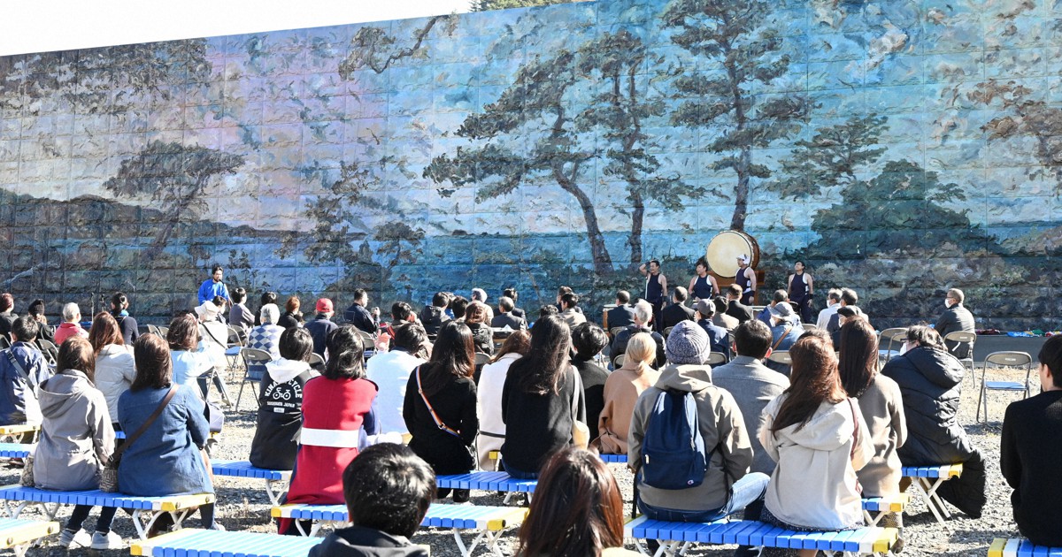 海と町隔てる壁に彩りを」 巨大防潮堤に壁画完成 石巻・雄勝 | 毎日新聞