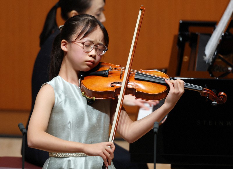 バイオリン部門小学校の部で1位の米井咲絢さん=横浜市西区の横浜みなとみらいホールで2022年11月27日、猪飼健史撮影