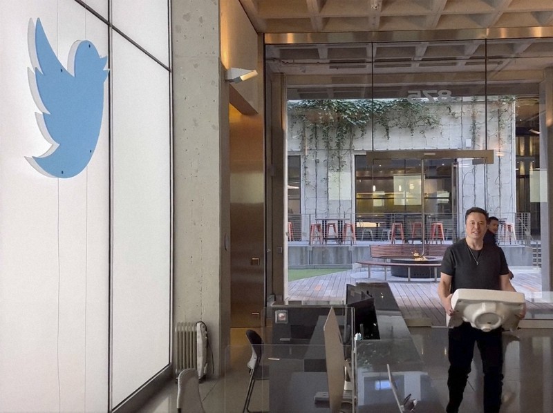 流し台を担いでツイッター本社のロビーエリアに入るイーロン・マスク氏=マスク氏のスクリーンショットより、AP