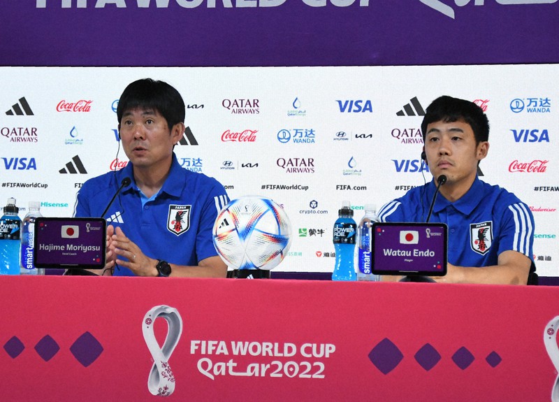 W杯1次リーグE組のコスタリカ戦に向けた記者会見で意気込みを語るサッカー日本代表の森保一監督(左)と遠藤航=カタール・ドーハ近郊で2022年11月26日午後5時27分、細谷拓海撮影