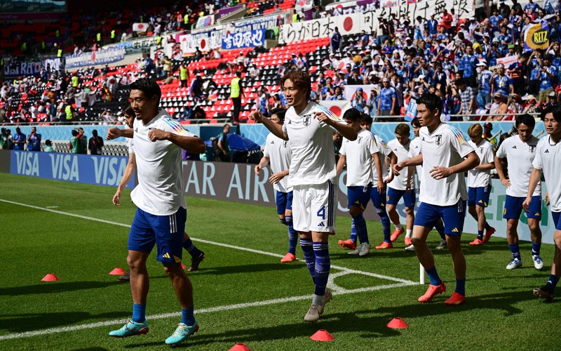 【日本-コスタリカ】試合前、ウオーミングアップをする日本の選手たち=カタール・アルラヤンのアハマド・ビン・アリ競技場で2022年11月27日、藤井達也撮影