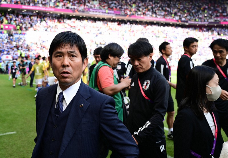 【日本-コスタリカ】コスタリカ戦に臨む森保一監督(左)=カタール・アルラヤンのアハマド・ビン・アリ競技場で2022年11月27日、藤井達也撮影