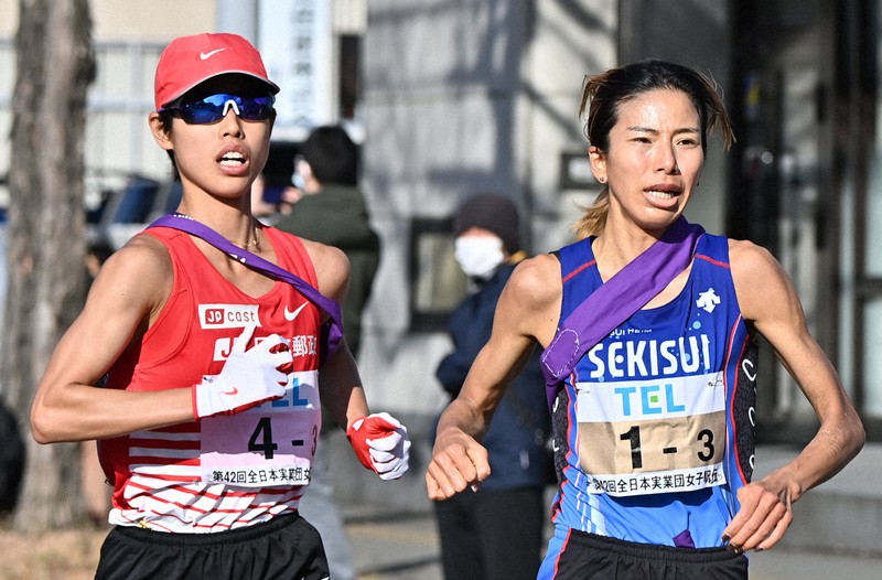 3区を力走する日本郵政グループの広中璃梨佳(左)と積水化学の新谷仁美=仙台市で2022年11月27日、北山夏帆撮影