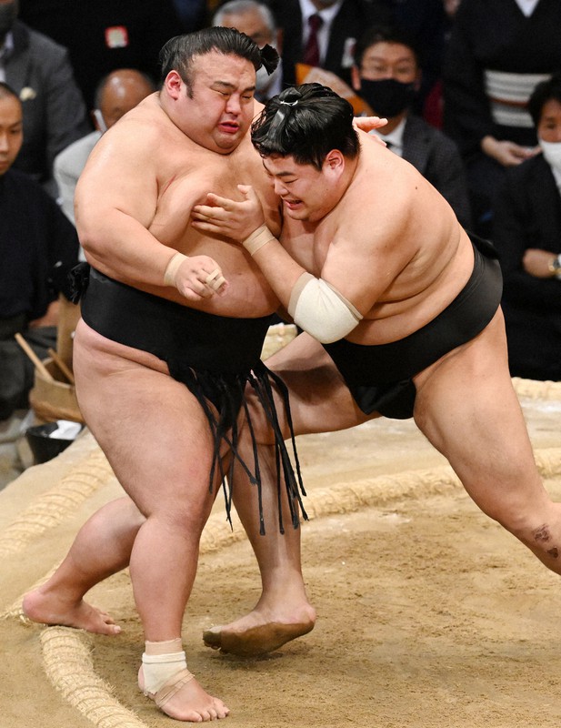 優勝決定ともえ戦で、阿炎(右)が貴景勝を破り初優勝を決める=福岡国際センターで2022年11月27日、徳野仁子撮影