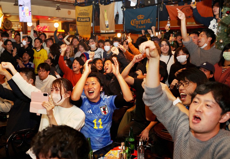 コスタリカ戦に盛り上がるサッカーファンたち=大阪市中央区で2022年11月27日午後8時5分、滝川大貴撮影