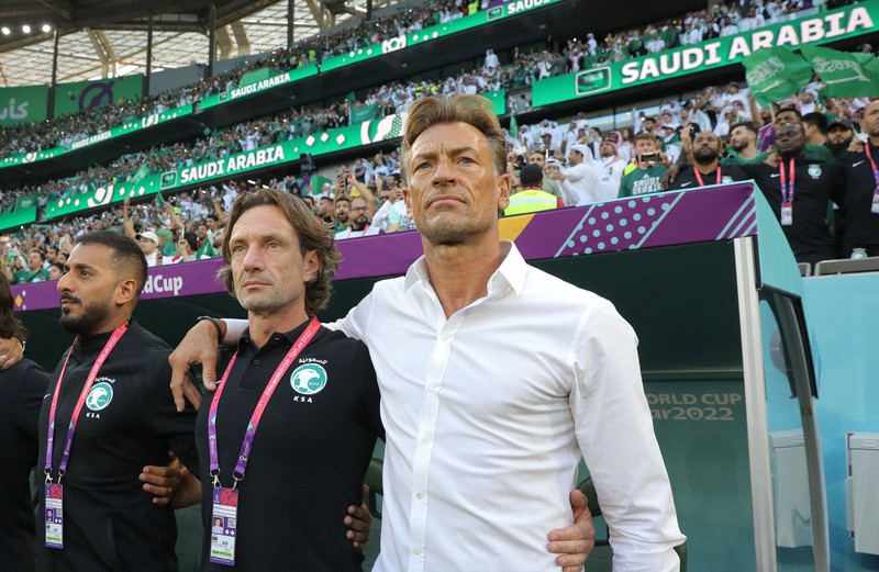 【ポーランド-サウジアラビア】試合前、国歌斉唱するエルベ・ルナール監督(右)=カタール・アルラヤンのエデュケーション・シティー競技場で2022年11月26日、宮武祐希撮影