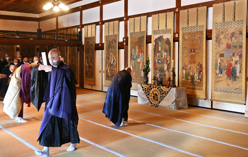 修理を終えた「五百羅漢図」を掛けた東福寺の大方丈で記念法要を営む僧侶たち=京都市東山区で2022年11月15日午前10時25分、山崎一輝撮影