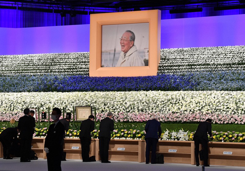 稲盛和夫さんの「お別れの会」で、祭壇に献花する人たち=京都市左京区で2022年11月28日午前9時56分、川平愛撮影