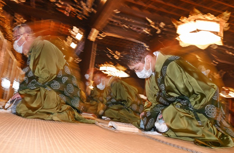 東本願寺御影堂で、マスク姿で上半身を揺らしながら念仏を唱える僧侶たち=京都市下京区で2022年11月28日午前10時36分、山崎一輝撮影