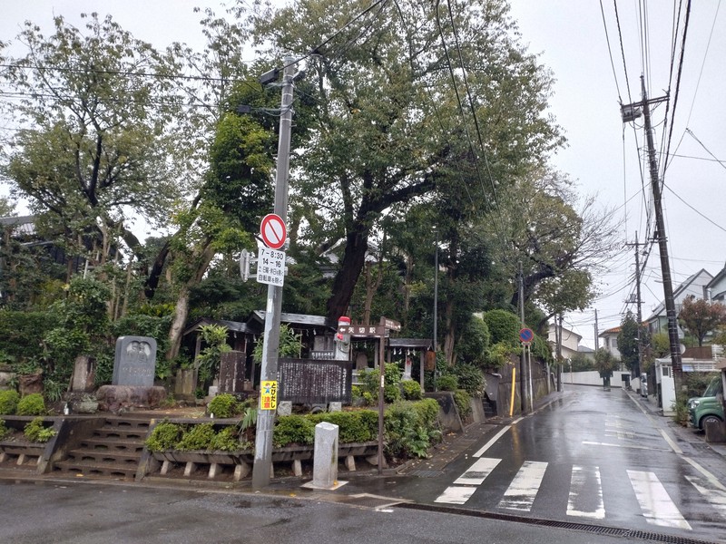 庚申塚や地蔵が祭られ、昔のたたずまいが残る「野菊の墓」の舞台付近=千葉県松戸市下矢切で2022年10月7日、山本直撮影