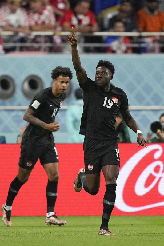 サッカーのワールドカップ(W杯)カタール大会クロアチア戦で先制ゴールを決めて喜ぶカナダ代表のデービス(右)=2022年11月27日、AP