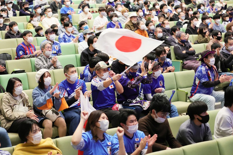 コスタリカ戦で、日本代表の試合後半を見守るサポーター=東京都調布市で2022年11月27日午後8時19分、吉田航太撮影