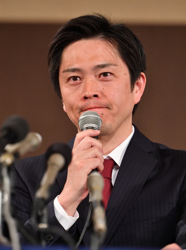 大阪都構想の是非を問う住民投票で反対多数が確実となり、厳しい表情で記者会見に臨む吉村洋文大阪府知事=大阪市北区で2020年11月1日午後11時9分、木葉健二撮影