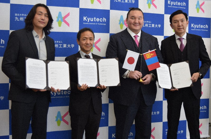 連携協定を結んだ九工大やモンゴル政府、現地企業の関係者。宮城野親方(右から2人目)も同席した=北九州市戸畑区の九州工業大で2022年11月28日午前10時56分、青木絵美撮影