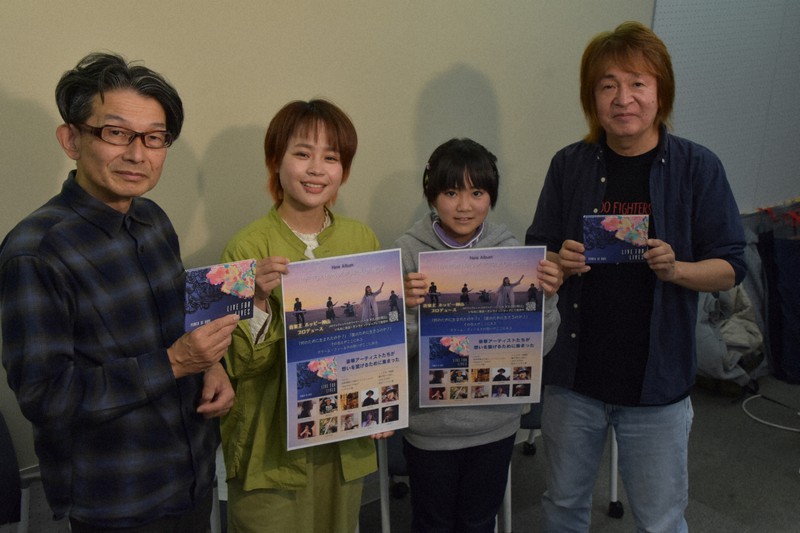 不登校の子への応援歌を収録したCDを発売したバンドの大山浩司さん(右端)やホッピー神山さん(左端)ら=浜松市役所で2022年11月28日午前11時43分、山田英之撮影