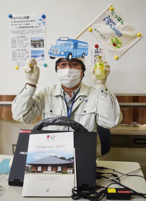 ツアーを発案した仲西さん。バスのかぶり物やハンドルも手作りした=奈良県天理市で2022年11月11日午後2時12分、広瀬晃子撮影