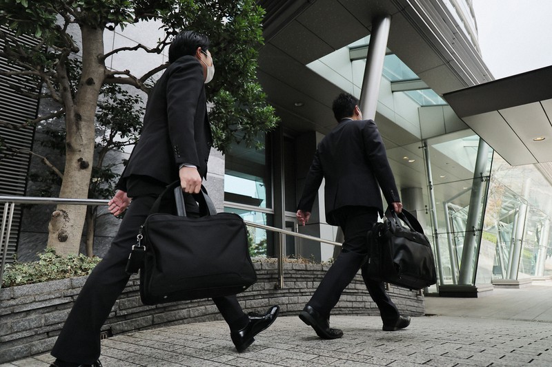 電通ライブの本社に家宅捜索に入る係官ら=東京都千代田区で2022年11月29日午前9時57分、和田大典撮影