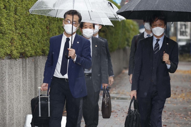大阪地裁に向かう代理人弁護士ら=大阪市北区で2022年11月29日午前9時57分、三村政司撮影