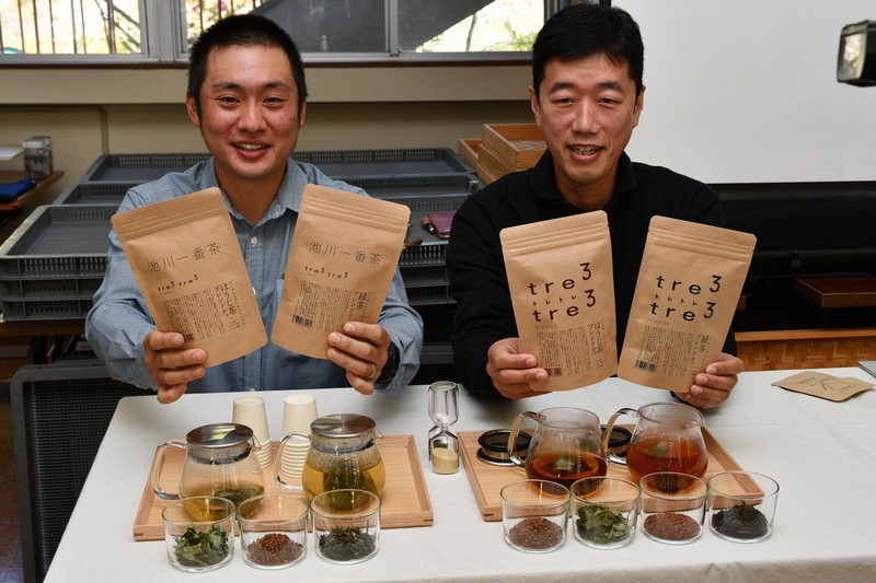 ブレンド茶を持つ竹内太郎さん(右)と品原伸さん=高知県仁淀川町で、2022年11月4日午前11時28分、井上大作撮影