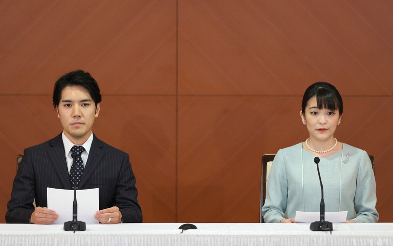 結婚し、記者会見に臨む小室圭さんと眞子さん=東京都千代田区で2021年10月26日午後2時1分(代表撮影)