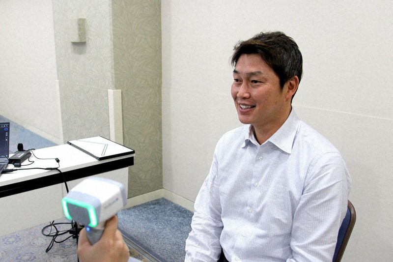 広島カープ新井貴浩監督がすぐそばに 顔を3D再現、グッズ発売 | 毎日新聞