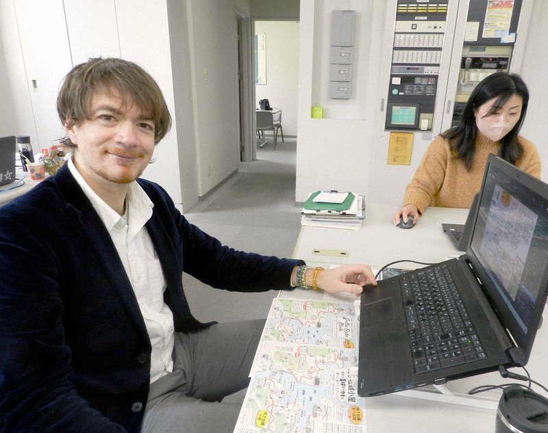 カキ小屋マップを作成・更新したアーデル・ジルダスさん=三重県鳥羽市大明東町で2022年11月24日、林一茂撮影