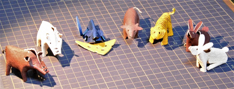 「島シシレザー」のえとオブジェ。左から亥2種、子、丑、寅、卯2種。子の前のチーズも革作品=愛媛県今治市上浦町盛で2022年11月28日、松倉展人撮影