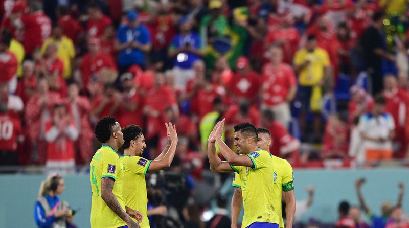 【ブラジル-スイス】試合に勝利し、笑顔を見せるブラジルのカゼミロ(右手前)ら=カタール・ドーハの974競技場で2022年11月28日、藤井達也撮影