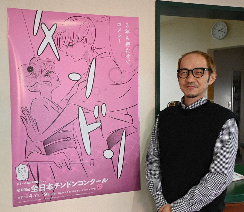 来春の全日本チンドンコンクールに採用されたポスターと寺越寛史さん=富山市清水中町のアイアンオーで2022年11月25日、青山郁子撮影