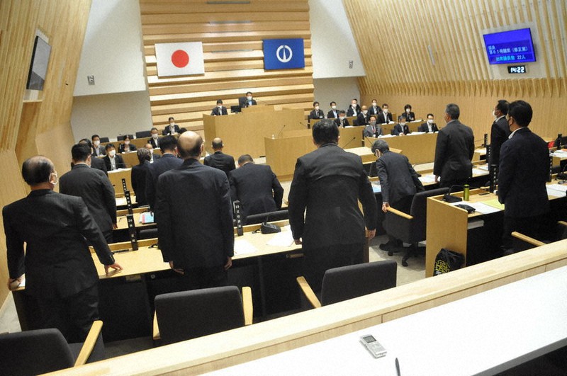 マイナポイントを使用した子育て支援事業を削除した修正補正予算案に賛成し、起立する敦賀市議ら=福井県敦賀市役所で2022年10月6日午後2時29分、高橋隆輔撮影