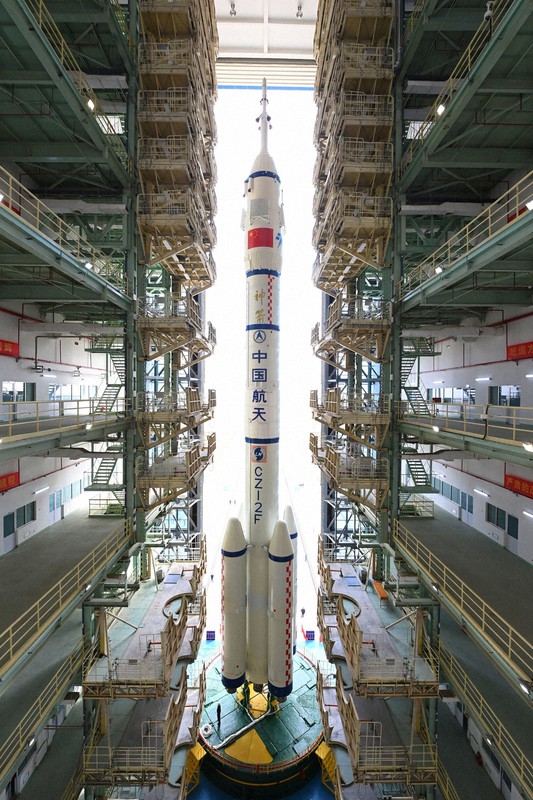 有人宇宙船「神舟15号」を載せた運搬ロケット=中国北西部甘粛省の酒泉衛星発射センターで2022年11月21日、cnsphoto・ロイター