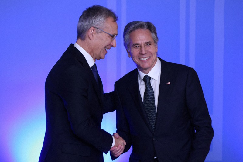 北大西洋条約機構(NATO)のストルテンベルグ事務総長(左)と握手するブリンケン米国務長官=ルーマニア・ブカレストで2022年11月29日、ロイター