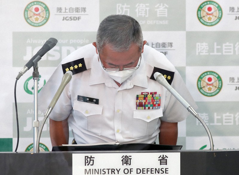 定例記者会見で、複数の男性隊員による性暴力の事実を認め、謝罪する吉田圭秀陸幕長。防衛省が五ノ井さんの被害を事実と認めるのは、この時が初めてだった=東京都新宿区で2022年9月29日、三浦研吾撮影