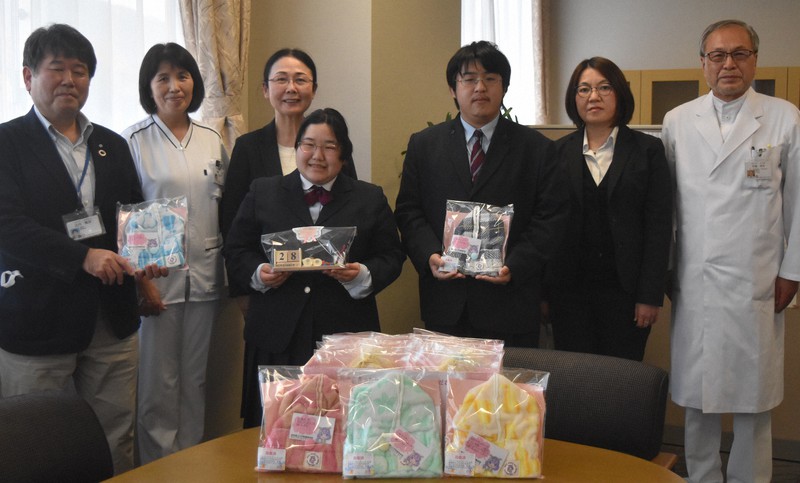 医療用帽子を寄贈した奈良県立大宇陀高校の生徒らと済生会中和病院の関係者=奈良県桜井市の同病院で2022年11月28日午後4時4分、広瀬晃子撮影