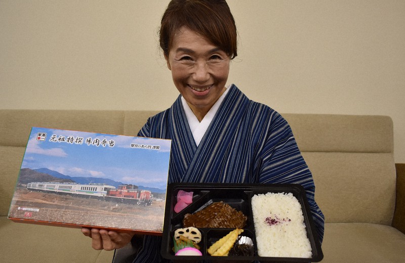 新作「いきいきサロンきのくに」の掛け紙駅弁をPRする、新竹商店の新竹浩子社長=三重県松阪市内で2022年11月24日午後1時42分、下村恵美撮影