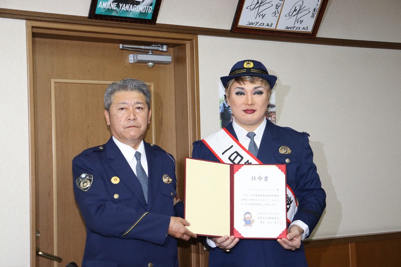 滋賀県警彦根署の羽田賢一署長(左)から一日署長に任命されたタレントのナジャ・グランディーバさん=同署で2022年11月30日午前10時34分、飯塚りりん撮影