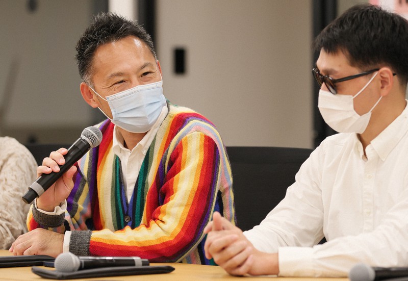 判決を受けての記者会見で、笑顔を見せる原告団の広橋正さん(左)とパートナーのかつさん=東京都港区で2022年11月30日午後5時57分、吉田航太撮影