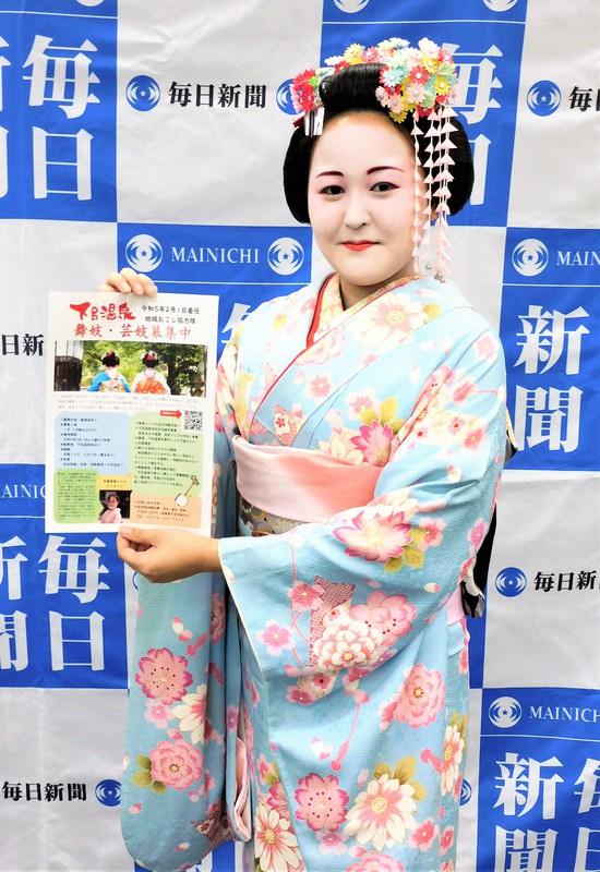 「地域おこし協力隊」への応募を呼び掛ける隊員の竹元磨理華さん=毎日新聞岐阜支局で2022年11月25日午後4時7分、安達一正撮影