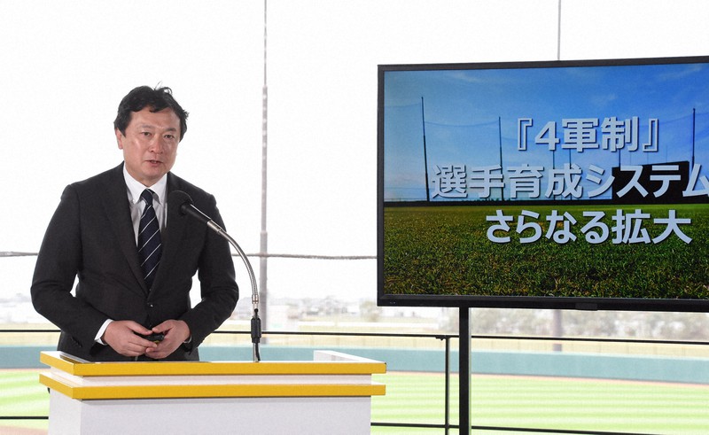 4軍制の概要を発表するソフトバンクの三笠杉彦ゼネラルマネジャー=福岡県筑後市で2022年11月30日午前10時53分、黒澤敬太郎撮影