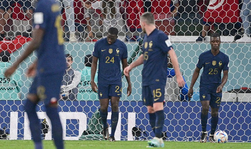【チュニジア-フランス】後半、先制ゴールを許し、うつむくコナテ(中央左)らフランスの選手たち=藤井達也撮影