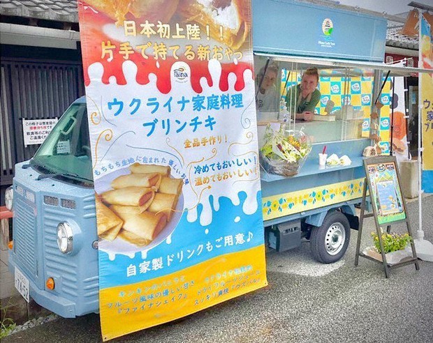 イリーナさんらがウクライナの郷土料理、ブリンチキを販売するキッチンカー=株式会社Faina提供