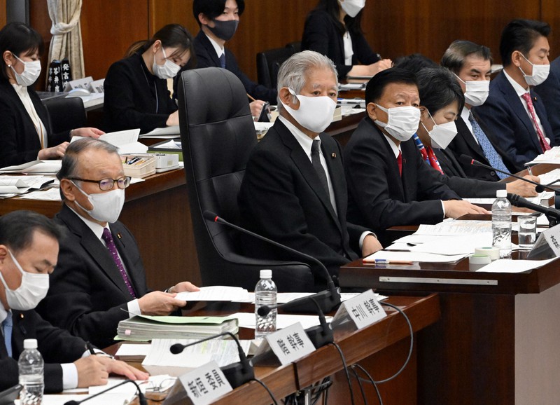 衆院憲法審査会に臨む立憲民主党の中川正春・野党筆頭幹事(手前左から2人目)と自民党の新藤義孝・与党筆頭幹事(同4人目)。中央は森英介会長=国会内で2022年12月1日午前10時58分、竹内幹撮影
