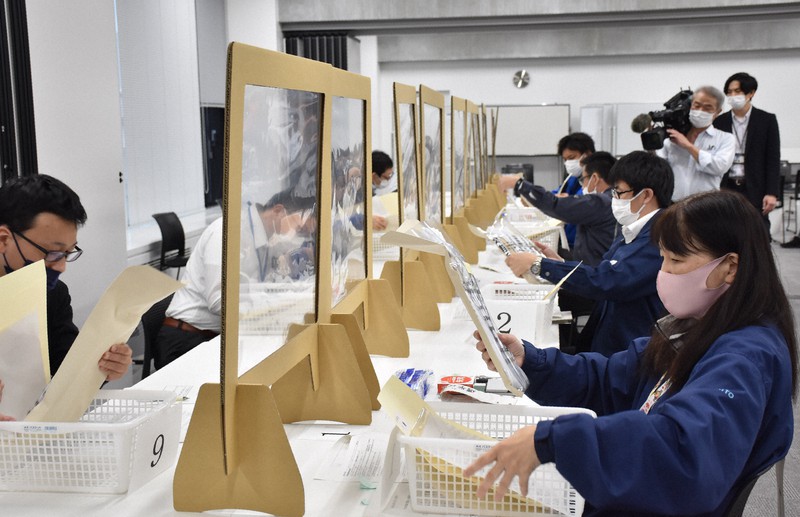 茨城県議選届け出のリハーサルで「七つ道具」の交付手順などを確認する水戸市の職員ら=水戸市中央1の市役所で2022年12月1日午後3時22分、宮崎隆撮影
