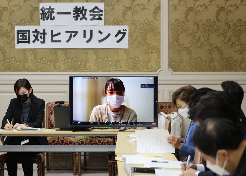旧統一教会の養子縁組を巡る問題のヒアリングで、オンラインで発言する元2世信者の小川さゆりさん(中央)と武田ショウコさん(左)=東京都千代田区で2022年11月16日午後4時48分、三浦研吾撮影