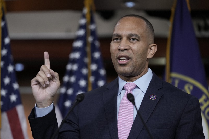 米下院の民主党トップに選出され、記者会見をするハキーム・ジェフリーズ氏=ワシントンで2022年11月30日、AP