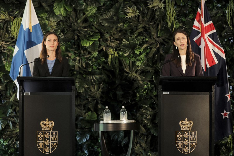 共同記者会見に出席したニュージーランドのアーダン首相(右)とフィンランドのマリン首相=オークランドで2022年11月30日、ニュージーランドヘラルド・AP