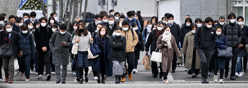 寒さに肩をすぼめながら通勤する人たち=福岡市博多区で2022年12月1日午前8時31分、平川義之撮影